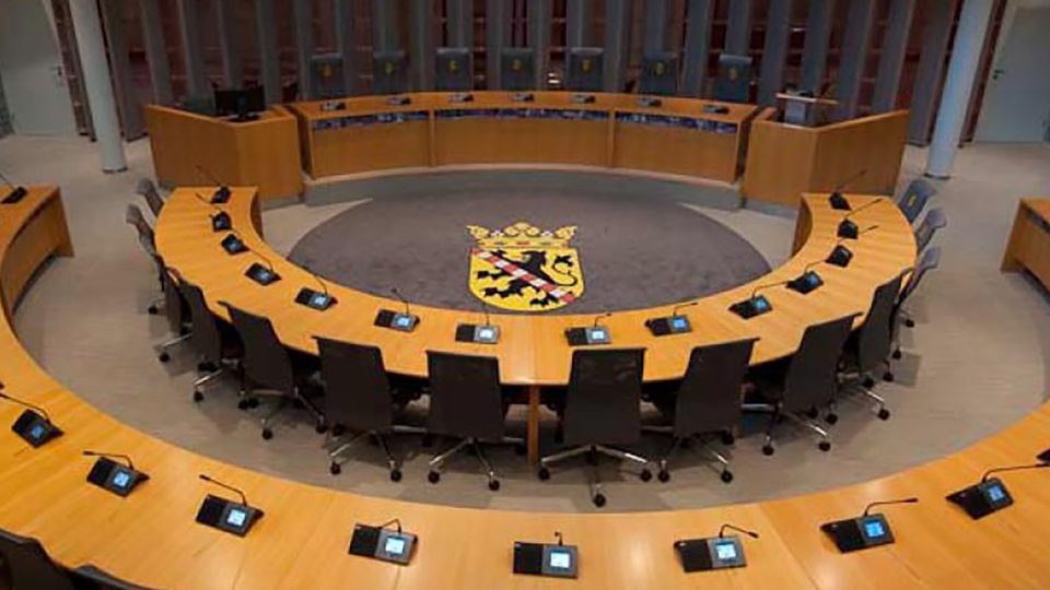 De lege raadszaal