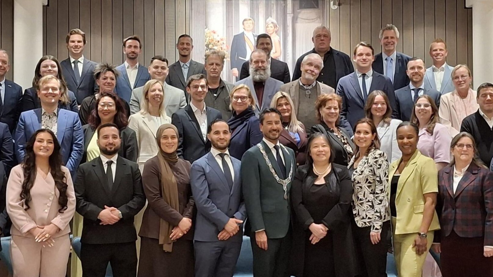 Groepsfoto van de gemeenteraad zoals die op 1 april 2026 werd geïnstalleerd