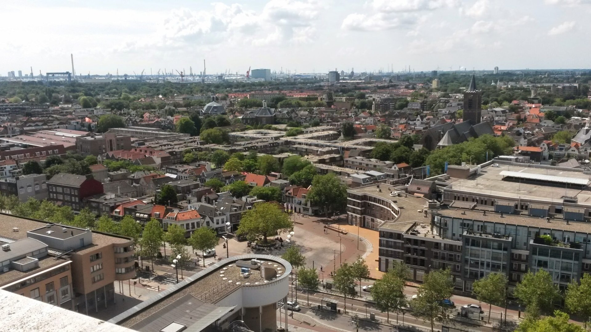 Een vogelperspectief van de binnenstad van Schiedam, gefotografeerd vanaf de dak van het Stadskantoor