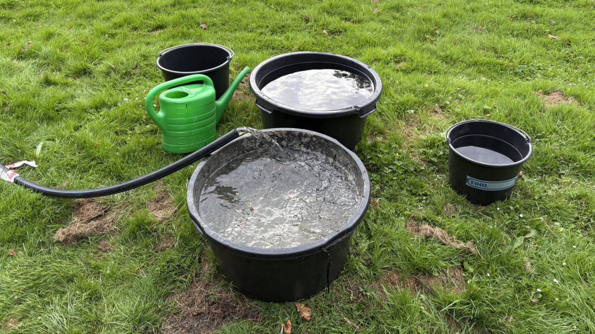 De Bomenridders vangen het water op, dat anders het riool in zou lopen, en geven het aan bomen die lijden onder de droogte