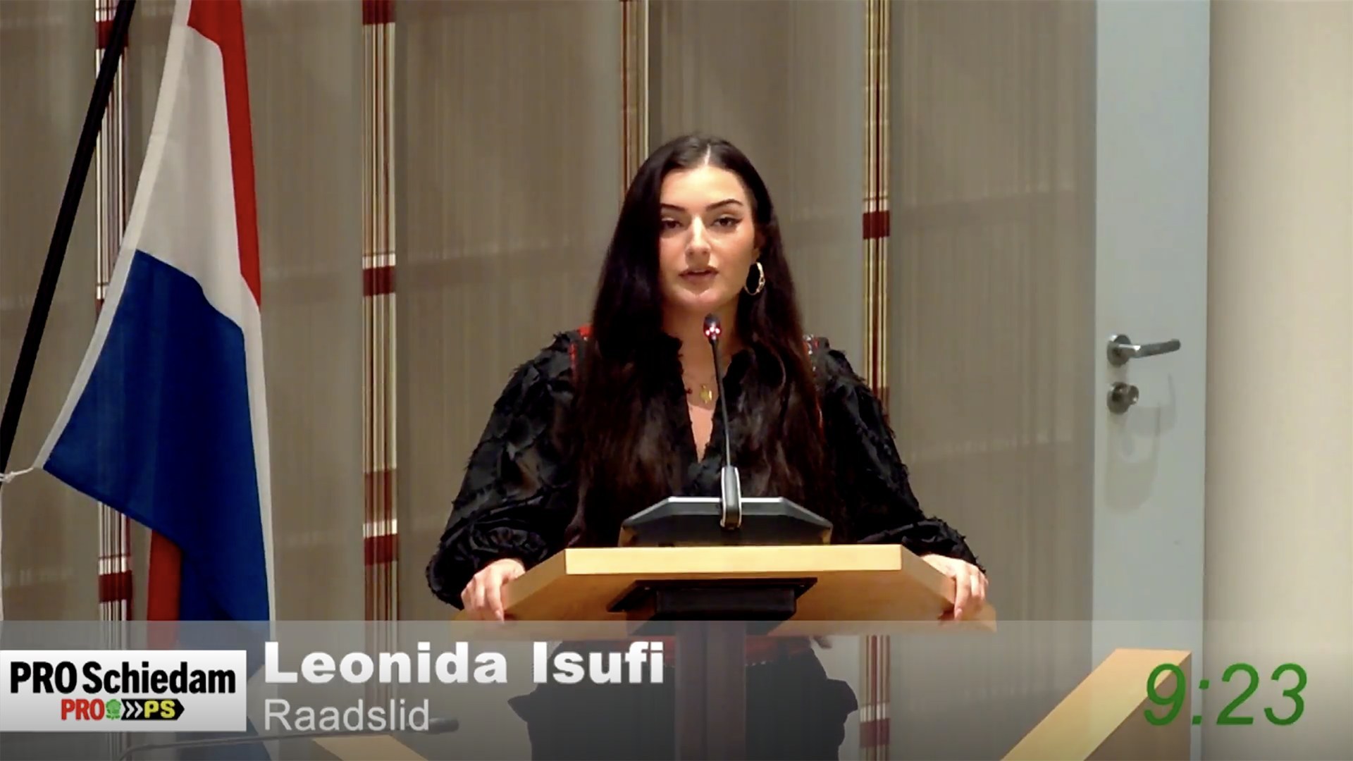 PRO Schiedam-raadslid Leonida Isufi achter het spreekgestoelte in de raadszaal