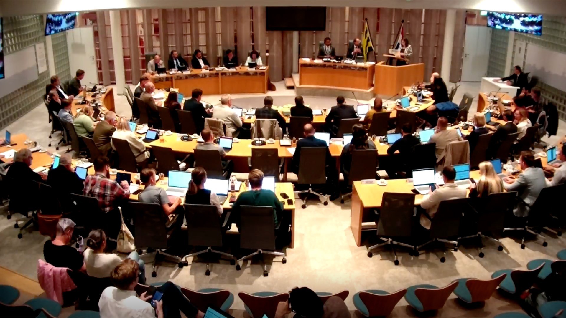 Overzichtsbeeld van de raadszaal tijdens de raadsvergadering van 6 oktober 2026
