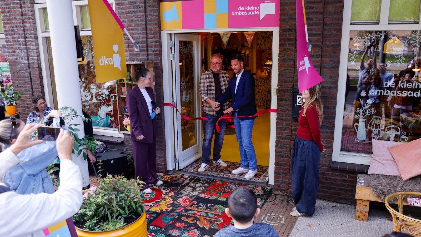 De opening van de huiskamer bij de Kleine Ambassade. Foto: © de Kleine Ambassade