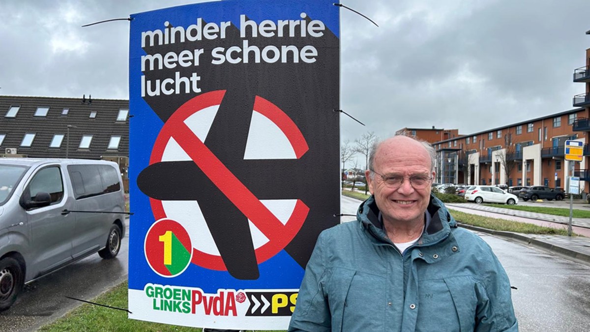 Ed Gloudi heeft lantaarnpaalborden geplaatst in Schiedam Noord waarin duidelijk wordt gemaakt dat lijst één het vliegveld graag gesloten wil zien. Foto: Jan Schrijver.