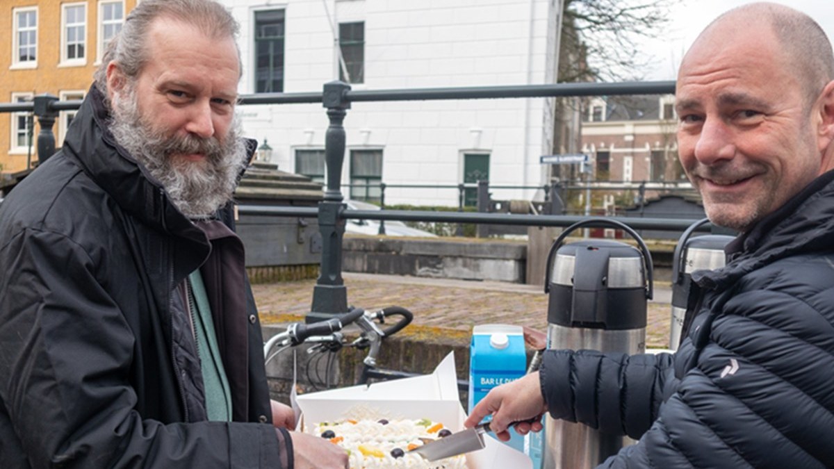 Yorick Haan (links) trakteert de jarige Bomenridders Schiedam op taart, met rechts Joris-Jan Visser, de voorzitter van Bomenridders Schiedam die de taart aansnijdt. Yorick: ‘De Bomenridders zetten zich al 8 jaar in voor het groen in onze versteende stad.