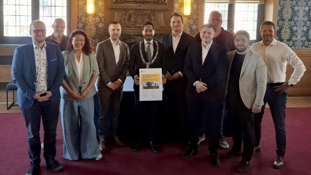 Burgemeester Harald Bergmann temidden van de fractievoorzitters van de coalitiepartijen en de beoogd wethouders.