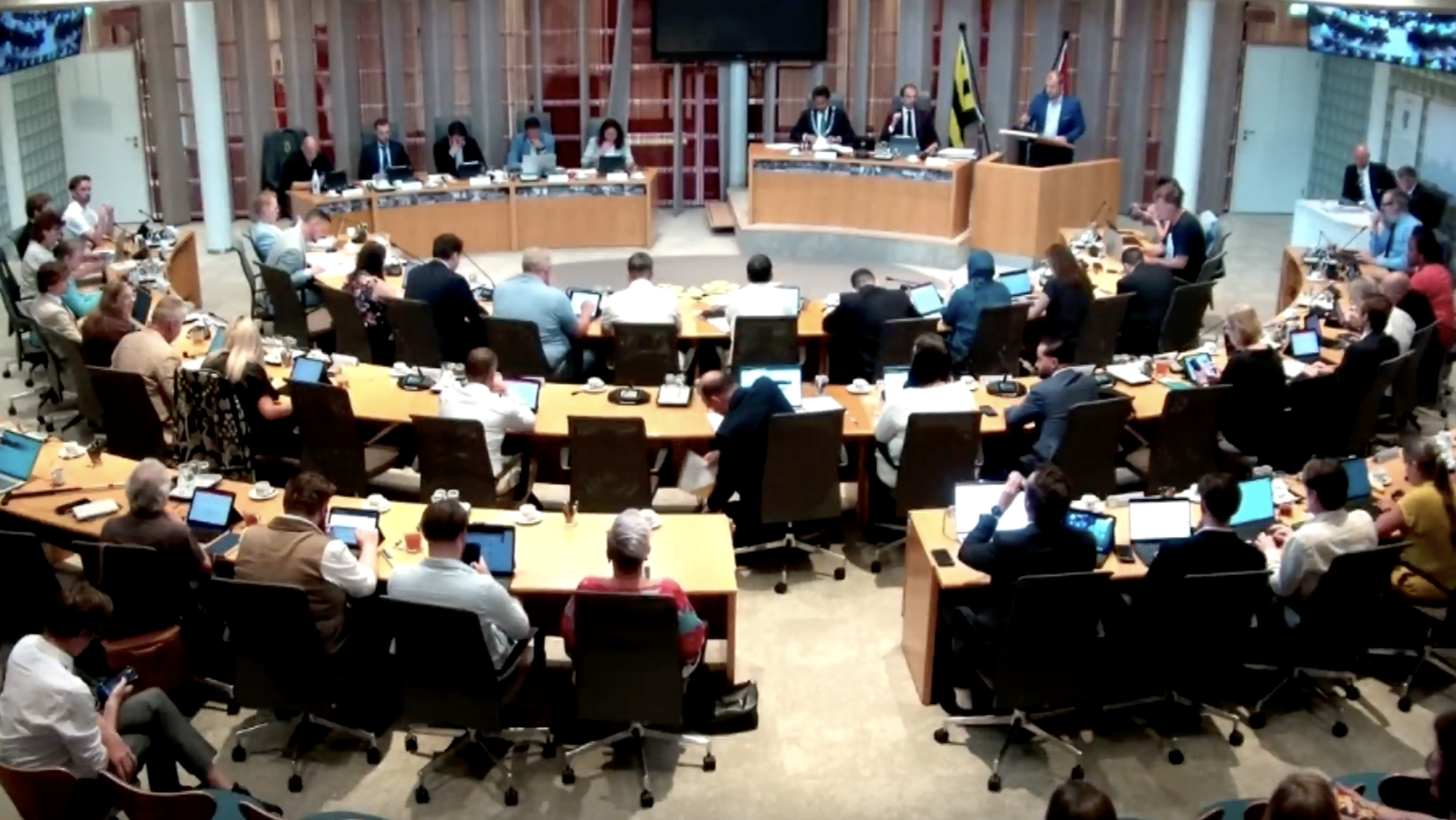Overzichtsbeeld van de raadszaal bij de behandeling van de Zomernota